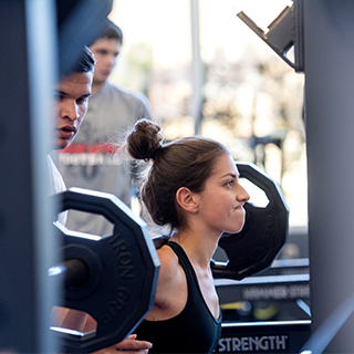 Girl lifting weights at Ӱɴý rec center